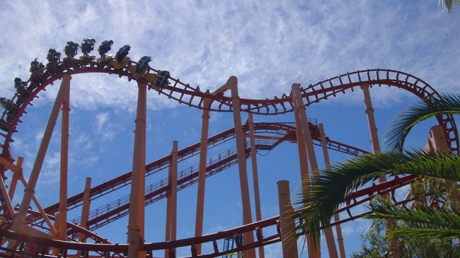 【KONG】　ぶら下がり型回転系コースター<br /><br />最初は故障中ということで運行停止していました。<br />この遊園地はアトラクションの故障（点検）が多いと聞いていましたが<br />そのうち再開するだろうと思っていたら<br />案の定2時間くらいしたら運転再開しました。<br /><br /><br />ということでこれも待ち時間なく乗車。<br />これも見た目ほどこわくないのですが<br />ガタツキが激しく体が痛くなりました・・・