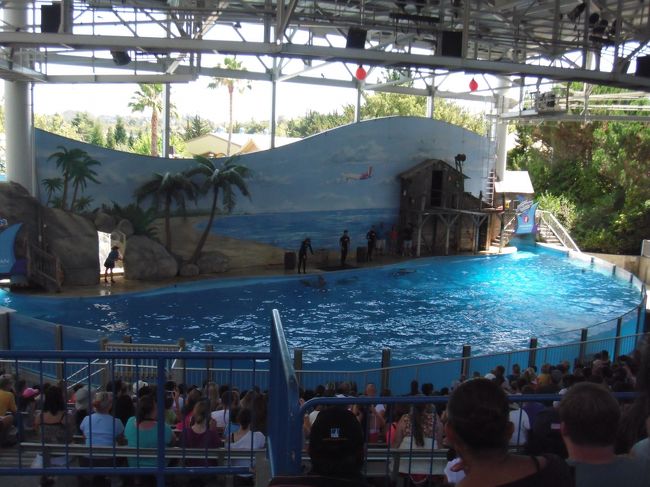 【イルカショー】<br /><br />子供が圧倒的に多い遊園地らしく、人気のアトラクションのようです。<br />ショーの間は アトラクションはすいているので<br />人気アトラクションはこの隙に行くといいでしょう。<br />