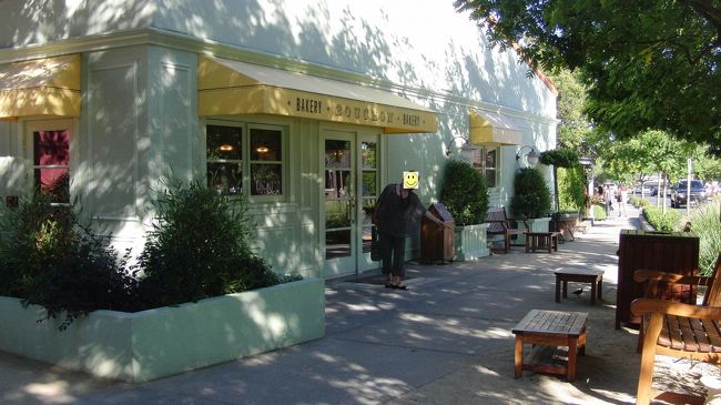 かわりに隣にあったBouchon　Bakeryにてパンを購入。<br />人気のようで結構混雑していました。