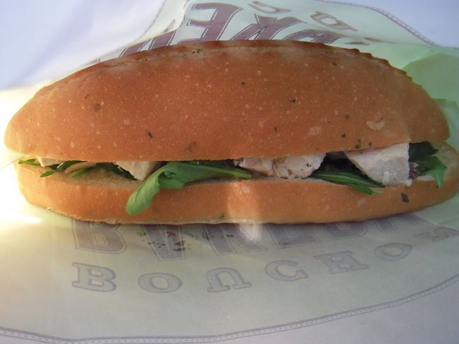 店の横にピクニックスペースがあり<br />購入したパンはそこで自由に食べることができました。<br /><br />パンは評判通りおいしかったです。<br />