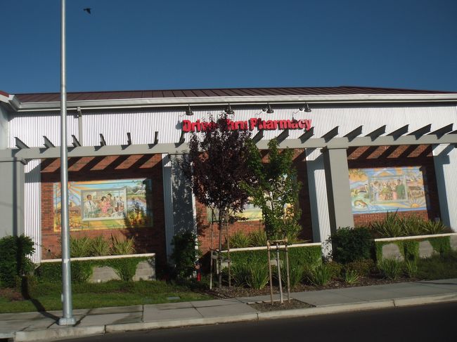 ◆ホテル近くのファーマシー<br /><br />CVS/PHARMACY　という名前のチェーン店。<br />ここはドライブスルーになっていました。<br />さすがアメリカ！<br /><br /><br />大量に購入したワインを梱包するための段ボールをもらいに<br />ここをはじめとするいくつかのお店に行きました。<br /><br /><br />次へ続く・・・・・・・・・・・・・<br />http://4travel.jp/traveler/maro0924/album/10695901/