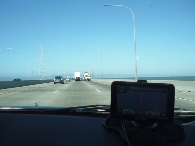 途中でサンフランシスコ湾を横断する<br />サン・マテオ橋を渡ります。<br /><br />海の中を走っている不思議な感じです。