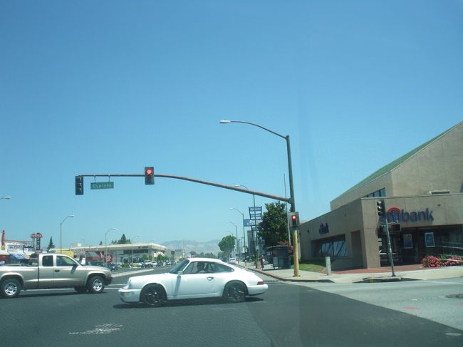 サンノゼの街の方までドライブ。<br />高額所得者が多いと聞いていましたが、<br />ベンツは当たり前のように走っており<br />ポルシェも短時間で数台みたので<br />やはりそうなのだと実感しました。