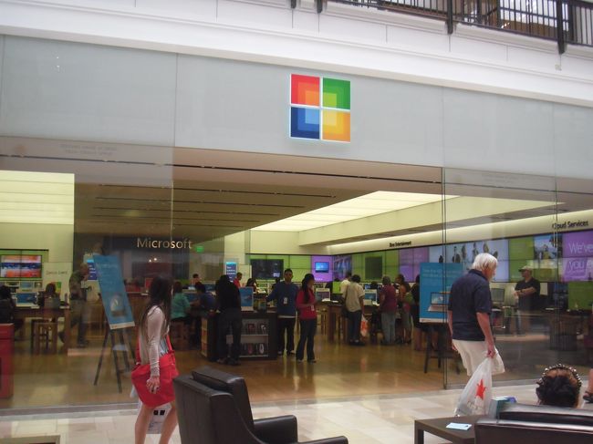 さすがITの街、サンノゼ。<br />Microsoft SHOPがあり、その向かいには・・・<br />