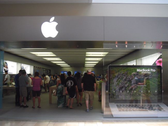 Apple　SHOPが。<br /><br />ここで夫がI-Pad用のグッズを購入しました。<br />種類が多いわけでも安いわけでもないですが、まあ記念ということで。