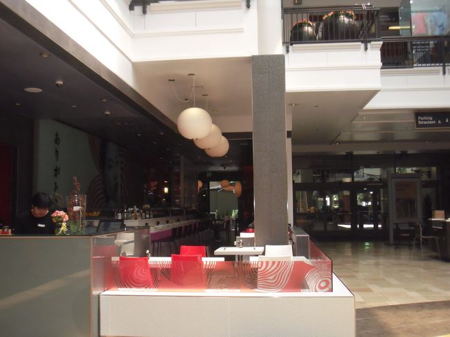 「ありがとう」という和食屋？<br />舞妓さんの絵が描いてあったりして<br />外国人のイメージする日本の象徴を全面に押し出した店構え。<br /><br />でも店員さんは中国の方のように見えました。