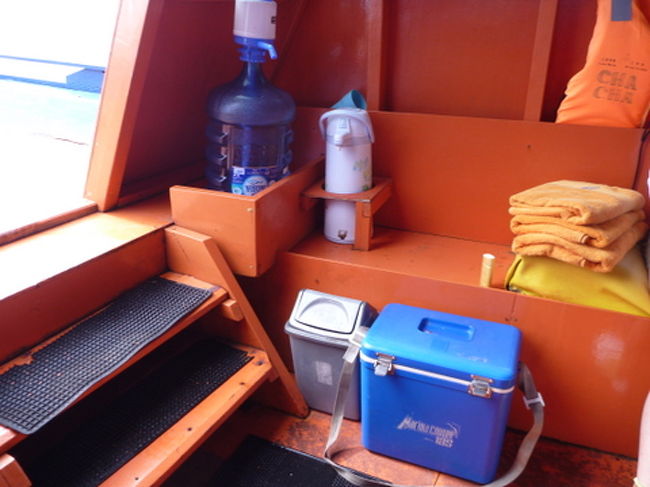 では、スノーケルに出発です。ボートには、大きな飲料水のタンク、ホットティーのポット、クーラーの中には、コップとバナナとビスケットが入っていました。<br /><br />