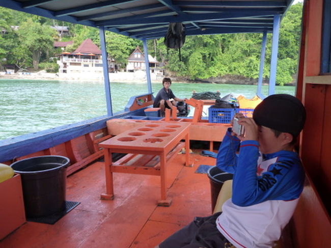 後方にはダイビングのタンクをおくスペースがありますが、今日はスノーケル機材だけですのでゆったりです。