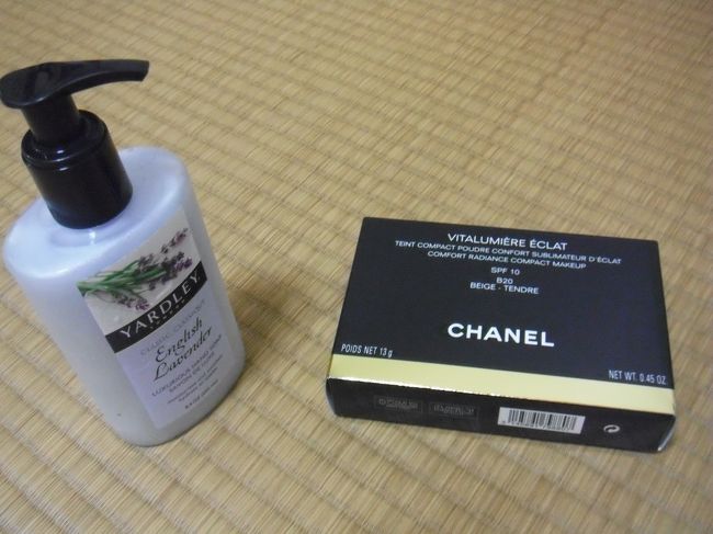 シャネルのファンデーション（人様に差し上げるためのもの）と<br />ドラッグストアで購入したハンドソープ
