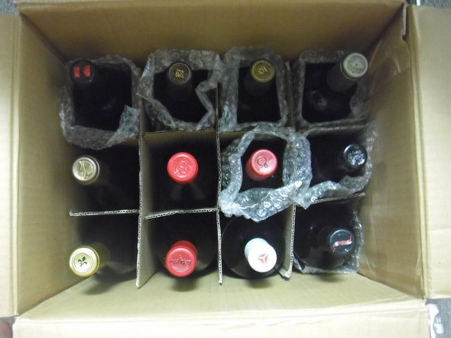 夫が買ったワイン・・・合計で21本。<br /><br />はい、もちろん税関でしっかり税金を払ってまいりました。<br /><br />