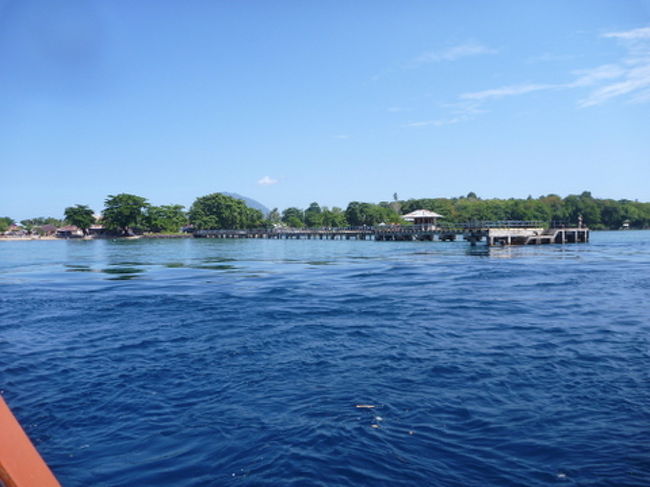 次のポイントに移動中。<br />ブナケン島にあるブナケン村の桟橋です。<br />チャチャからは島の反対側になります。<br /><br />