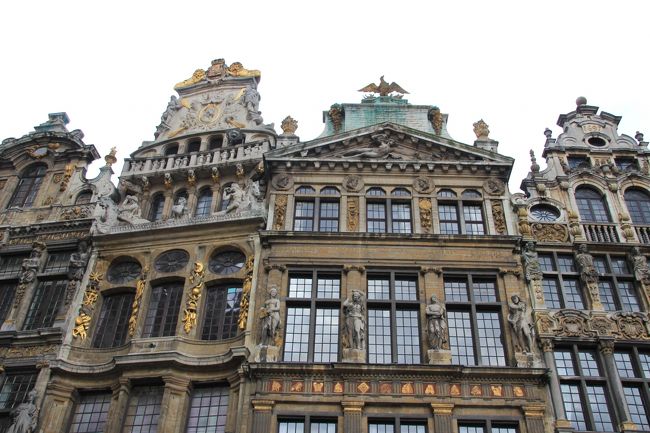 建物の頭の部分には様々なシンボルがある。