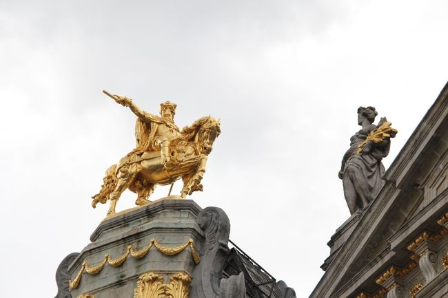 「この素晴らしい広場を見てごらん」<br />「はい、あっ、でも、貴方があまりにもキラキラしていて、目が眩んでしまって、良く見えない…」<br /><br />そんな感じかな。