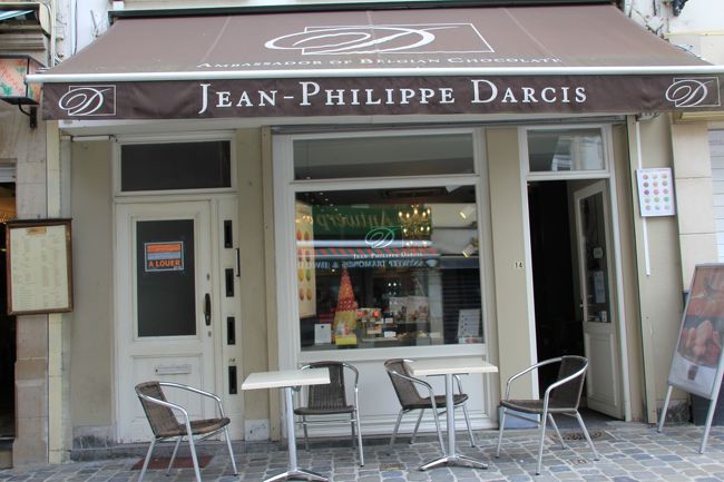 グランプラスから、証券取引所方面へ歩くと、噂のチョコレート屋さん「ジャン・フィリップ・ダルシー」があります。<br />店員さんは二人とも日本人でした。<br />観光の途中での買い物でしたので、「どうしようかしら？」と悩んでいたら、預かって置いてくださるとの事。<br />結局、翌日の夕方まで預かって頂きました。