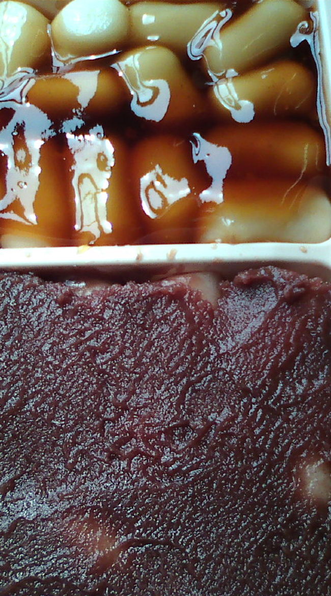 中身はこんなです。だんごは、まゆだまの形（白玉団子の半分くらい）でした。上が醤油みたらし、下があんこです。楊枝で刺して食べますが、この大きさがぱくぱくと口に入れやすいです。やさしい味ですね^^もう一つ「醤油×ごま」の組み合わせもあります。