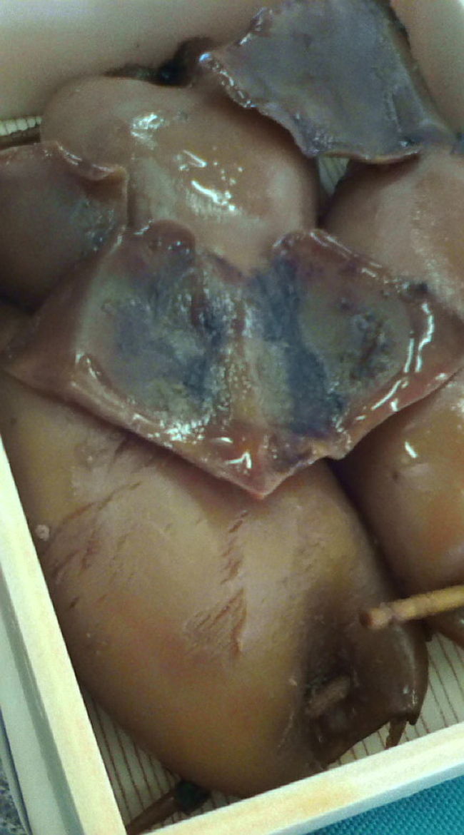 このいかめし、有名なのは知っていましたが、自分で食べるのは初めてです。買った時に温かかったので、もったいなくてすぐ食べてしまいました。小さめが３杯入っていました〜。