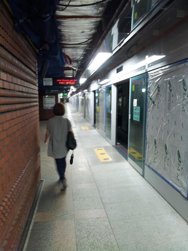 釜山駅も日曜日の朝なので閑散としてます