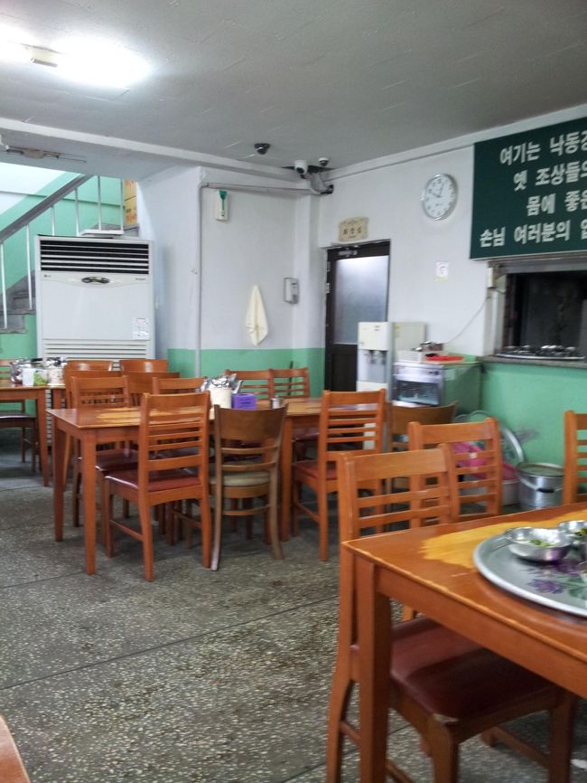 店内は街の昔からの食堂という感じ。