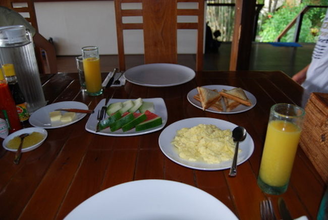 2日目の朝食<br />スクランブルエッグがありますが、<br />娘は軽い卵アレルギーがあり、卵は加工品しか食べませんので、<br />パンケーキになっていました。