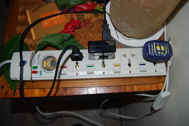 部屋のテーブルタップ。<br />マルチコンセントで雷サージ防止装置付きです。<br />日本のコンセントがそのままささります。<br />もちろん電圧は高いですよ。<br />一番右が、蚊取りマットですね。<br />入り口には蚊取り線香も置いてありますよ。<br />全て準備してあるので持参する必要はありません<br />でも、日本ではいつも蚊にすかれている妻や息子もここではぜんぜん刺されることはなかったですよ。