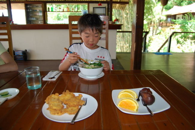 お昼は麺類がメインだそうです。<br />今日はラーメンのようなヌードルでした。<br />