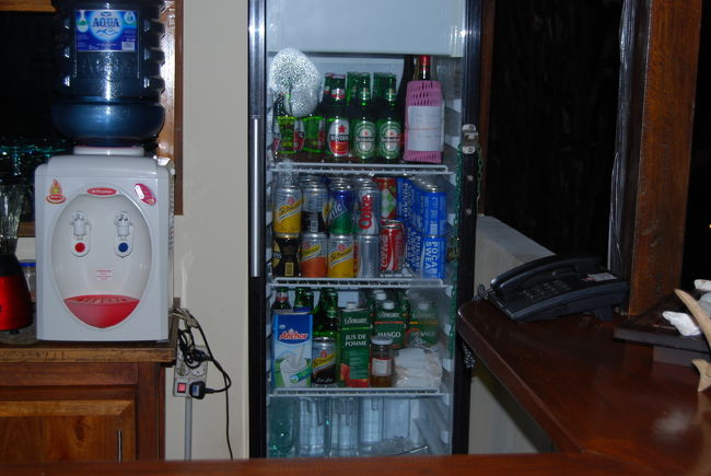 バーにある冷蔵庫にはこんなものが詰まっています。<br />ジュースは、オレンジ、アップル、マンゴーでした。<br />ビールはビンタン、ハイネケンなど