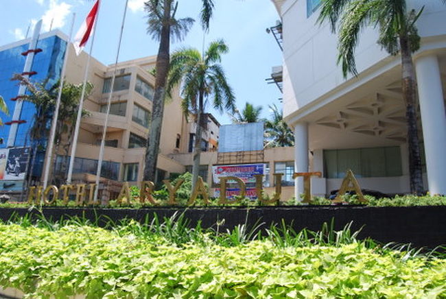 港からチャチャ手配のタクシーで、今回マナドでのホテル<br />HOTEL ARYADUTA<br />に送ってもらいました。<br /><br />昨年agodaから予約した時は、ホテルリッツィーという名だったのですが、舌をかみそうな名前になってしまいました。<br /><br />このホテル、かなり古くからあるホテルで、立地がとてもいいですので、便利です。名前が変わってからサービスも良くなったという話です。<br /><br />ホテルにはクリニックと薬局・薬店が併設してありました。<br />これが、後ほど、大変ありがたい存在になります。