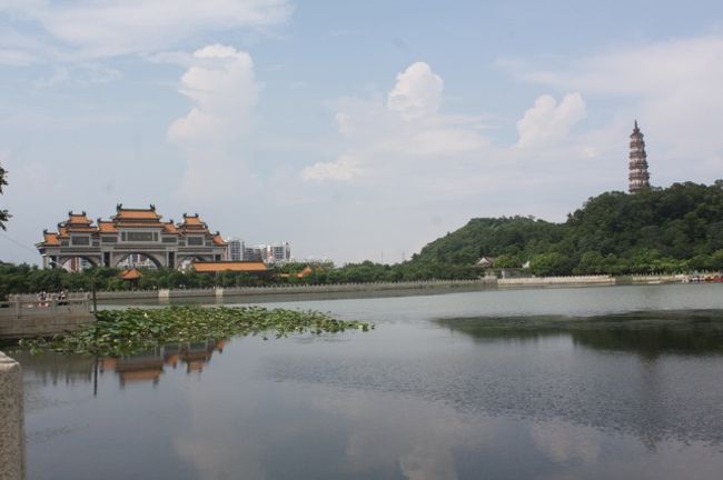 順風山公園です。大きな湖の周りに中国風庭園や塔があります。