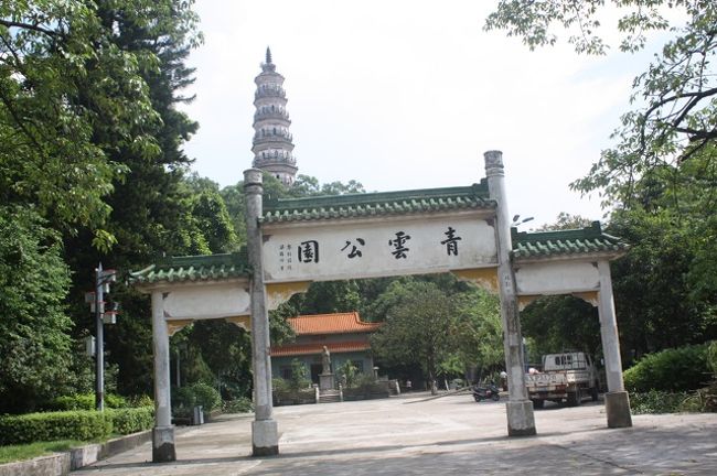 地図を見ると大きな公園ですが、実際もかなり大きいです。高台に塔があったので、とりあえず塔に向かいました。