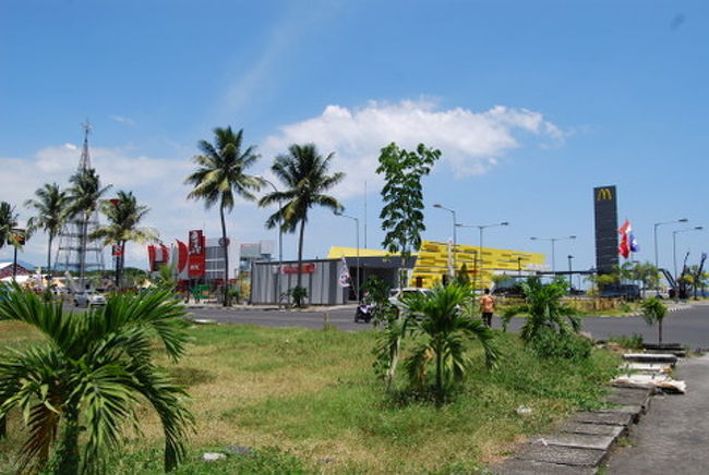 ホテルのすぐ近くにはデパートなどがあります。<br /><br />写真の左側にあるのはケンタッキー<br />右の黄色い建物はマクドナルドでした。<br />お昼にマクドナルドに行ったら、学生さんだらけでした。<br />レジの女性が英語が出来ないので、注文が大変でした。<br />なんども打ち直してもらいました。(^^;)<br /><br />メニューは日本とほとんど同じですが、ただのハンバーガーというのはありませんでした。チーズバーガーはあったのに。<br /><br />