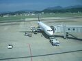 福岡空港から麗水空港へはチャーター便。
アシアナの飛行機かと思いきや、スターアライアンスマークがついた飛行機でした。
機内は３−３シートのA380でした。
