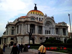 2012年8月3日、ダラス乗換でメキシコシティに到着。

飛行機の大きな遅れもなく順調な滑り出し。
旅の出発点はメキシコシティ、今日からの3日間でメキシコシティとティオティワカンを堪能する予定。

そして、このシティ観光とティオティワカン遺跡を、素敵な方に案内していただいた。その方はEgamiさん。
彼は、メキシコに長く居住され大学の先生をなさっている日本人で、旅を計画中に掲示板を介して知り合った方だ。今まで、掲示板を通じて知り合った人とは実際に会ったことはなかったので、初めは戸惑ったが、何回かメールを交換する内に人物像が見えてきて、安心してお会いすることができた。

そのEgamiさんと空港で落ち合い、ホテルに荷物を置いた後、シティの中心部ソカロ地区に向かった。ホテルがあるのはグアテモック記念像の近く。ここからソカロ地区のベジャス・アルテス宮殿までタクシーで移動する。タクシーはリブレで約25〜30ペソ。リブレタクシーはメーターを倒し、きっちり正確な料金を請求する。途中アラメダ公園の脇を通るが公園は現在メンテナンス中で、工事中のような柵で一部が覆われていた。

そして写真のベジャス・アルテス宮殿の向かいで下車。
この宮殿は当時の大統領ポル・フィリオ・ディアスが命じて作らせた劇場で、宮殿内部の床や壁はイタリアから輸入された大理石から作られており、当時のヨーロッパ美術様式に似せて作られていて、豪華絢爛。入り口から少し先までであれば無料で中に入ることもでき、宮殿内部も見学することができる。

外観の天井の雰囲気などはパリのオペラ座を彷彿とさせる感じ。
