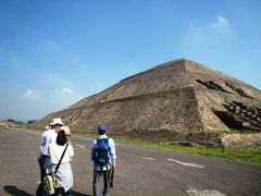 太陽のピラミッドの側面を歩く。ピラミッドの１辺は360歩となるように建設されているという。
そこで娘が歩数の計測にチャレンジ。結果は380歩。あれれ、歩幅が小さすぎたか…？
