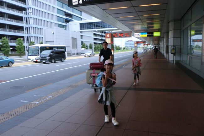 ＜１日目＞<br /><br />出発の朝。羽田発ANA便は８時５５分発で少し早いのですが、うちの早起きキッズには問題なし。空港内のコンビニでおにぎりを買って朝食にしました。<br /><br />　フライトも順調で、子供は飛行機についているゲームや映画を楽しんで、あっという間に香港着。入国もそれほど混まず、予定では１５時ホテル着が、実際には１４時には部屋に入れました。