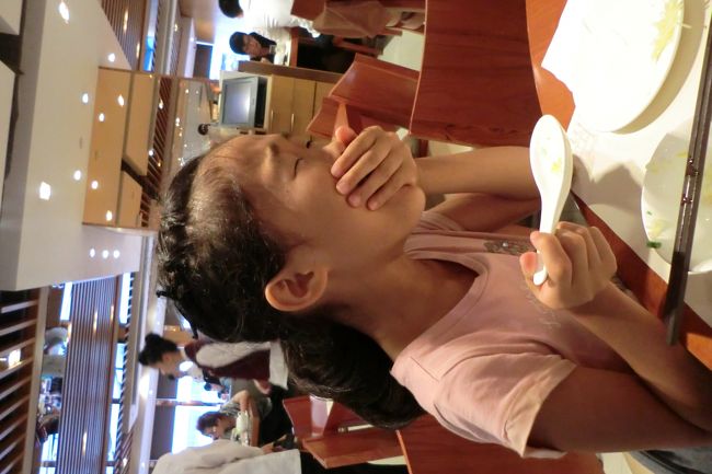 でも・・・カニみそ入りは子供も食べてましたが、黒トリュフ入りはやはり変わっていて・・・普通の小龍包の３倍の値段でしたが、これなら普通のをもっと食べたほうがよかったかも。<br />　大人向けな感じでした。話のタネ、って感じですかね。<br /><br />アツアツをほおばります。