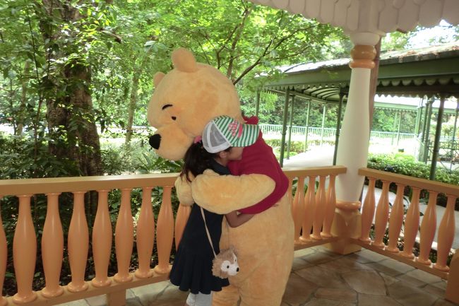 プーさんとハグしたり・・・。<br /><br />ミッキーよりもプーさん好きな長女は、乗り物よりもグリーティングを選びました。抱っこの感触は・・・「毛布みたいで暑かった。」そうです。夏向きではないのかな。