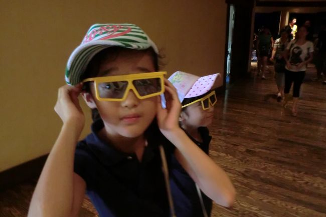 この後、ミッキーと写真を撮り、バズを２回、フィルハーマジックを３回、スペースマウンテンを１回やって帰りました。<br />フィルハーマジックは子供がとても気に入って。<br />他のお客さんも３Dに手を伸ばしたり、声を上げたり、と日本とは違い反応が大きくて、楽しかったです。<br /><br />でも結局、ランドの半分しか見てません。（泣）子供が暑いから帰りたいというので仕方なく。<br /><br />　無理は禁物ですからね。