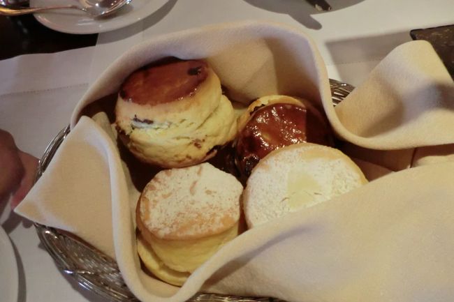 帰りに中環のマンダリンオリエンタルのクリッパーラウンジでアフタヌーンティーしました。飛び込みでしたが、幸い席がありました。<br /><br />スコーンおいしい。もちろんクロテッドクリーム＆バラジャムで。