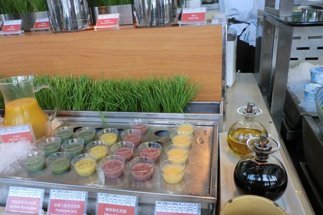 スムージー発見。ほうれんそう入りを試しましたが、飲みやすくておいしかったです。小さなショットグラス入りなので、全種類試しても。