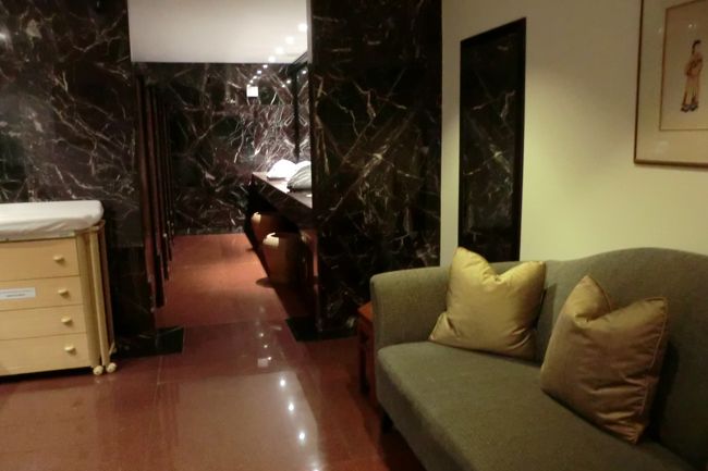 帰りに立ち寄ったインターコンチロビー階の洗手間。<br /><br />ゴージャスな中にも、ちゃんとおむつ替えの台もありました。