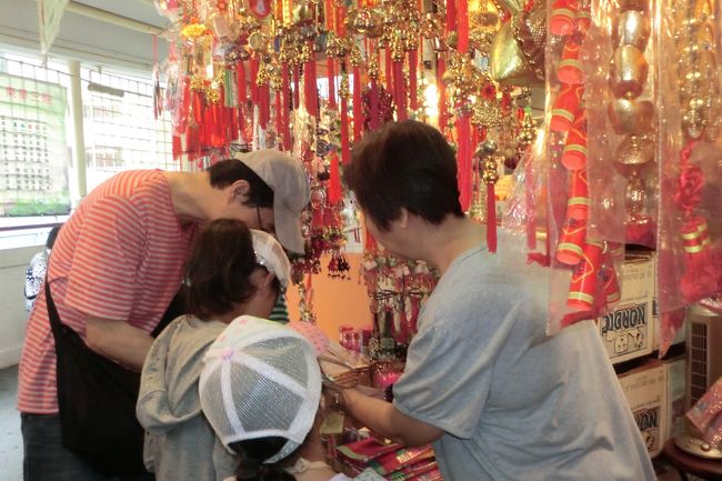 ばらまき土産によさそうなキッチュなお守りなどがたくさんありました。