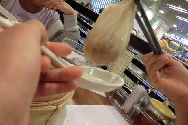 このあと旺角ランガムプレイス内の「上上拉麺小龍包」で軽く昼ごはん。<br /><br />６個で３０HK$と安いのに、激ウマでした。<br />見てください、この皮の薄さ。中身が透けてます。