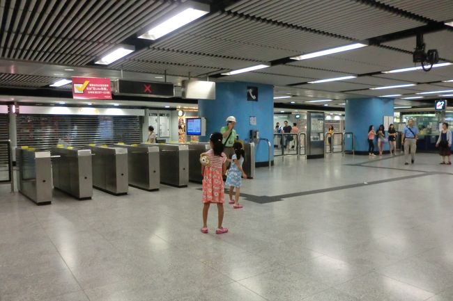 初日に子供用のオクトパスカードを買っていたのですが、このころにはもうだいぶ慣れました。<br /><br />いつもお出かけにはダッフィーのポシェットに入ったオクトパスを持参して。