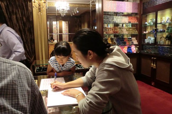 「今日はママ何したい？？？」と聞くので、「実はママも印鑑欲しくなったんよ・・・。」<br /><br />ということで、今度は「タンズ」へ。<br /><br />タイガーアイとローズクオーツで２つ作りました。<br /><br />二週間ほどで書留で送ってもらえます。JCBカードで支払うと割引になってました。