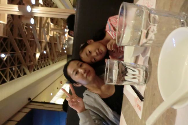 昼食はIFC内の「Crystal Jade」人気店とは聞いていましたが、本当に早めの昼食の時間にも、このお店だけは並んでいました。<br /><br />受付で人数を告げると番号を書いた紙をもらいます。