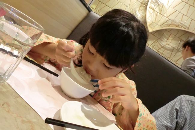 さすがに慣れてきたからか、（小龍包四回目ですから・・・）それほどびっくりするようなことはなかったです。<br /><br />子供たちはここの小龍包よりも「県泰豊」のほうが好きだと言ってました。<br /><br />ただ、タンタン麺は予想以上の辛さでしたがピリピリしましたが、とても複雑な味でおいしかったです。