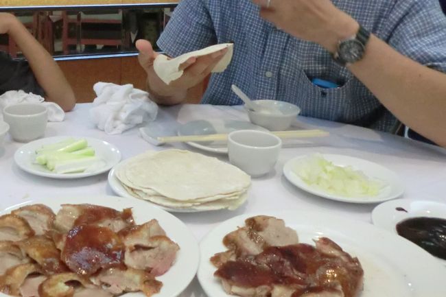 お店の人は、600HK$のメニューをおすすめしてきましたが、アラカルトで。<br /><br />・北京ダック（１羽）(300HK$)<br />・野菜五目炒め<br />・小龍包<br />・揚州炒飯<br />で570HK$でした。