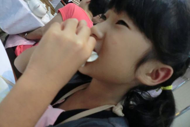 初めての北京ダック<br /><br />上の子は楽しみにしていたのに一口食べるや「生臭い・・・」と。<br />下の子は対照的にバクバク。鈍いだけ？<br /><br />でも上の子も炒飯、小龍包など他のものをおいしくいただきました。<br />当然北京ダックは食べきれず、お持ち帰り。<br /><br />ちゃんとネギやキュウリ、味噌もつけてくれました。