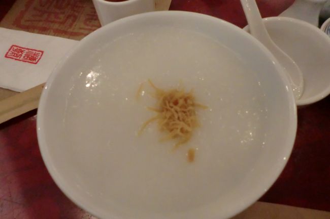 この日は日曜なので糖朝ももう開店しています。<br /><br />・粥<br />・ワンタンメン<br />・マンゴー入りタピオカ<br />・マンゴープリン<br />・フルーツ入りタピオカ