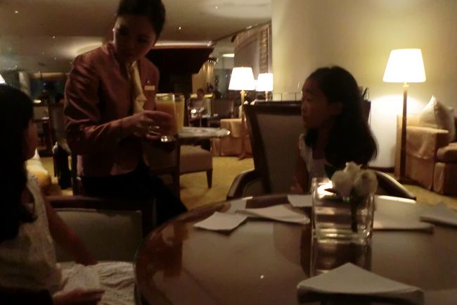 最後の晩に、ホテルロビーで　乾杯しました。<br /><br />どうやら、明日無事に帰れそう。<br />疲れたけど、楽しかったね。<br /><br />ロビーのお姉さん、ジョイスさんとも仲良しになって、一緒に記念撮影までしてもらいました。